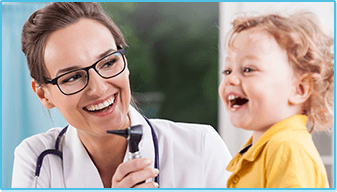 Ein lachendes Kind beim Arzt
