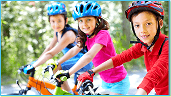 Drei Kids mit ihren Fahrrädern