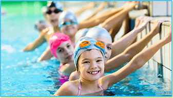 Eine Kinder-Schwimmgruppe im Schwimmbad