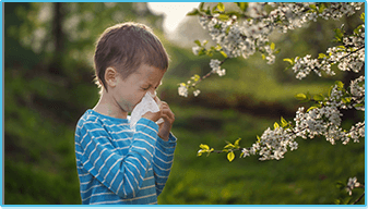 Ein kleiner Junge putzt sich die Nase