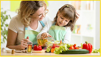 Eine Mutter kocht gemeinsam mit ihrer Tochter