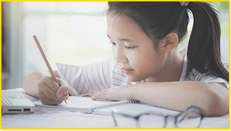 Ein Mädchen schreibt in sein Ernährungs-Symptom-Tagebuch