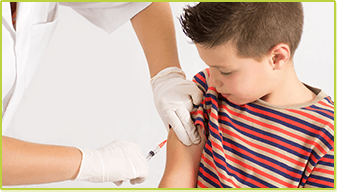 Ein Junge bekommt beim Arzt eine Spritze