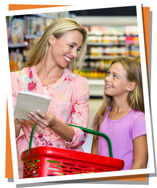 Eine Mutter kauft mit ihrer Tochter im Supermarkt ein